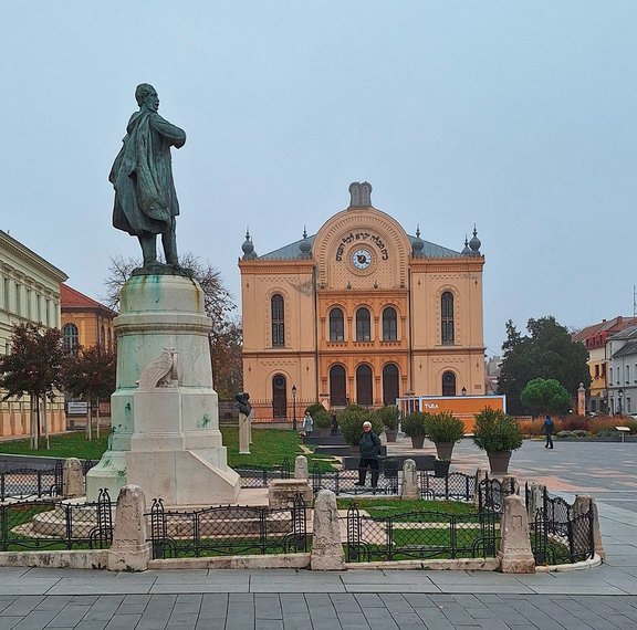 web-2-die-Synagoge_-davor-Lajos-Kossuth.jpg  